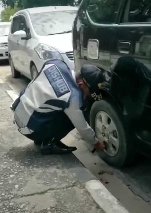 Parkir Sembarangan, Dishub Pekanbaru Gembosi Ban Mobil di Depan RSUD Arifin Achmad 