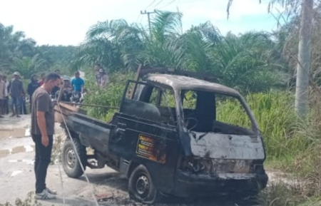 Tragis! Seorang Pria Tewas Terbakar Dalam Mobil Pick Up di Talang Muandau