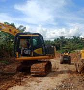 Turunkan Alat Berat, Wakil Ketua DPRD Apresiasi Respon Cepat Gubri Perbaiki Jalan di Batang Cenaku