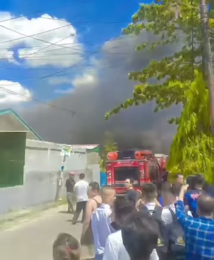 Padamkan Kebakaran Gudang Tinner, Seorang Petugas Damkar Pekanbaru Gugur dalam Tugas