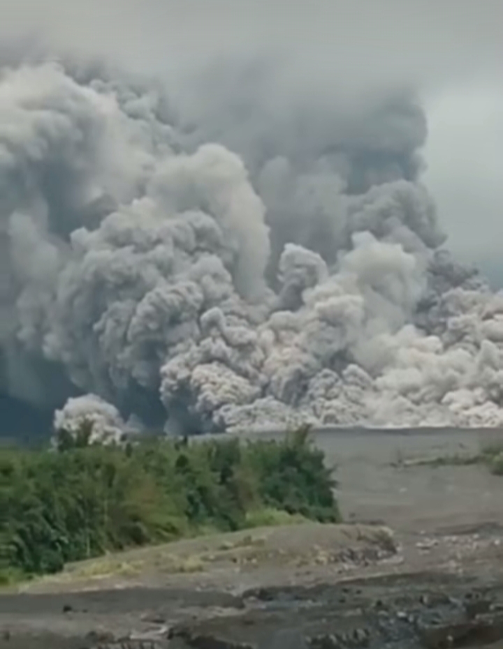 Status Naik Menjadi Awas, 1.979 Warga Mengungsi di 11 Titik Pasca Erupsi Semeru