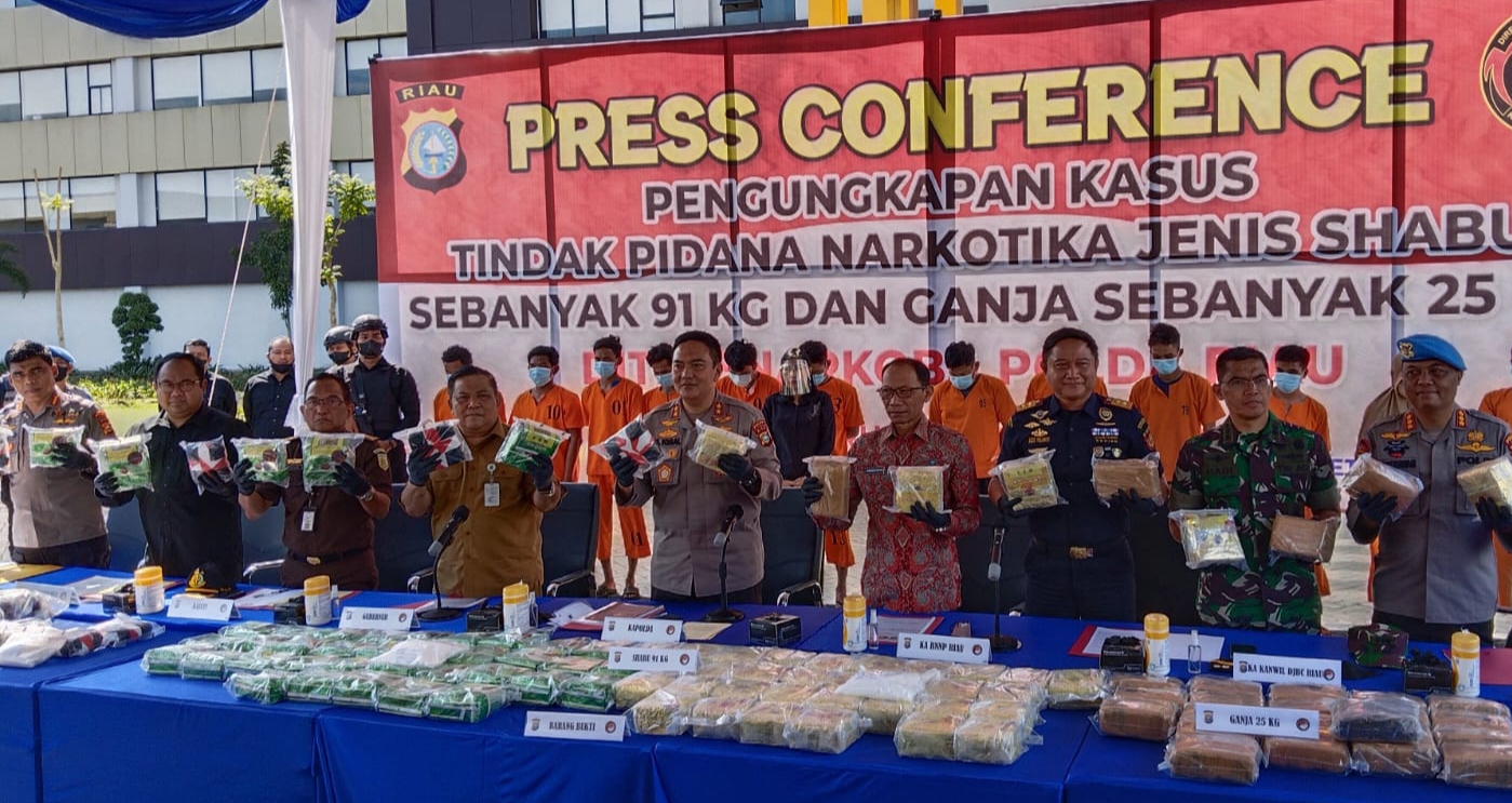 Polda Riau Ringkus 12 Tersangka Narkoba dengan 91 Kg Sabu dan 25 Kg Ganja