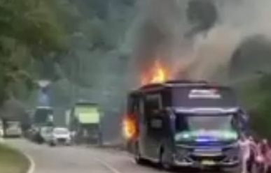 Bus Membawa Istri Anggota DPRD Kuansing Terbakar di Sawahlunto, Penumpang Dievakuasi ke SD