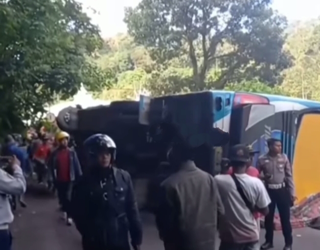 46 Penumpang Bus Unri yang Terbalik di Padang Panjang Dipulangkan ke Pekanbaru 