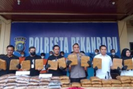 Polresta Pekanbaru Gagalkan Pengiriman 73 Kg Ganja Kering ke Jakarta