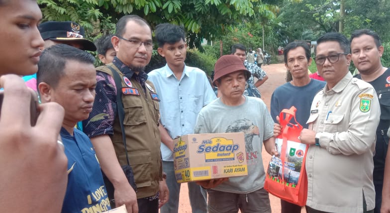 BPBD Riau Serahkan Bantuan Korban Longsor di Tenayan Raya 