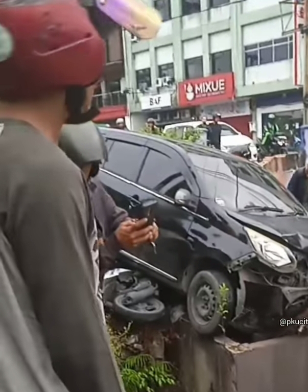 Terpental Belasan Meter, Pria Paruh Baya Tewas Ditabrak Minibus 