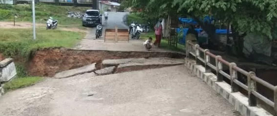 Plt Bupati Kuansing Instruksikan Dinas PUPR  Gerak Cepat Perbaiki Jembatan Pulau Bungin