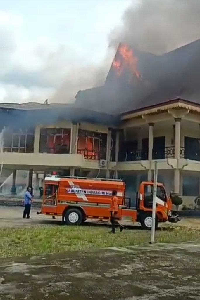 Gedung DPRD Inhu Terbakar, Api Menyala dari Ruang Ketua