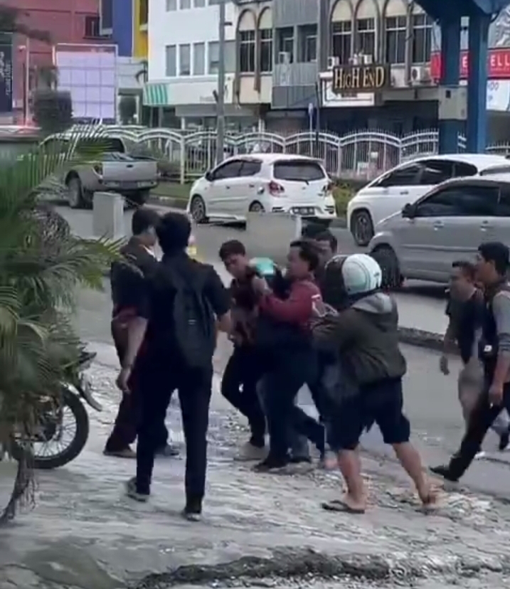  Pria Diduga Copet Dihajar Warga Usai Jatuh dari Motor
