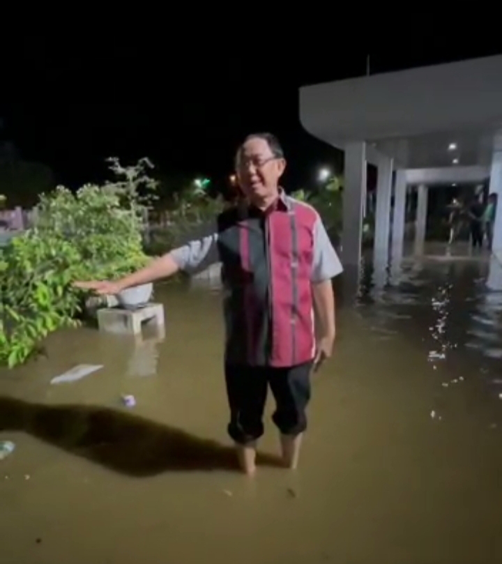 Rumah Dinas Bupati Wardan Terendam Banjir Rob, Tembilahan Lumpuh