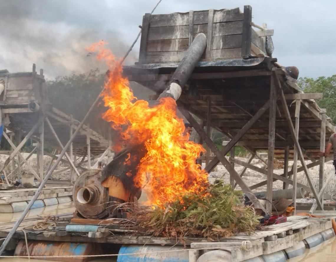 Dua Rakit Hasil Operasi PETI di Gunung Kesiangan Dibakar