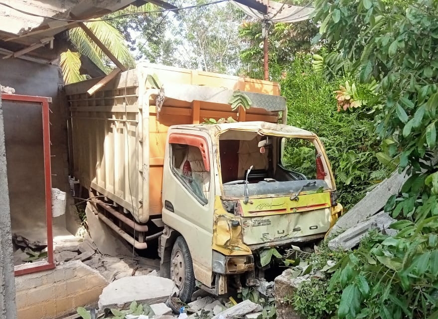 Bukan Rem Blong, Ini Penyebab Truk Seruduk Rumah Warga di Kuansing