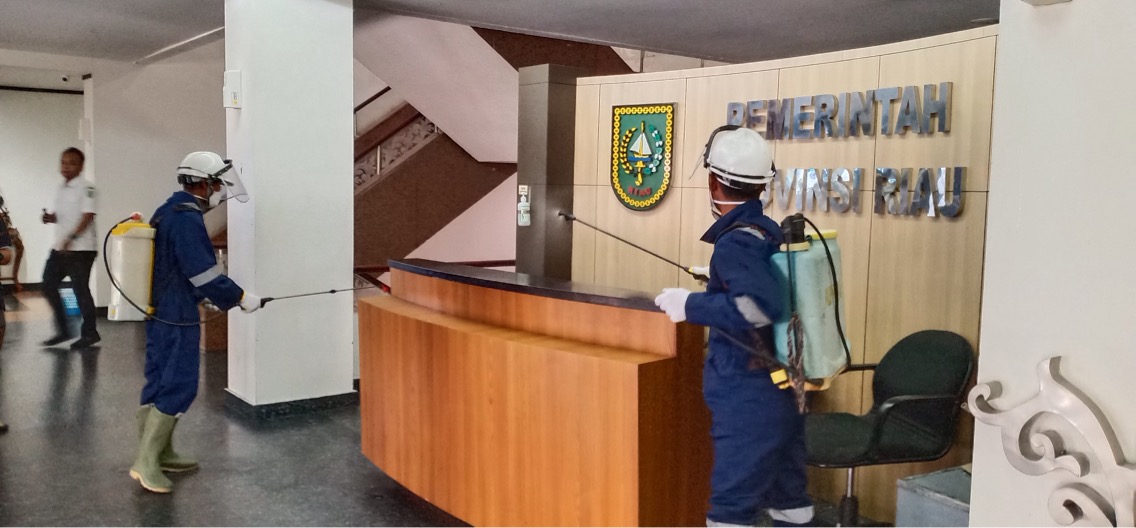 Sore Ini Kantor Gubernur Riau Mulai Dilakukan Penyemprotan Disinfektan