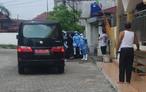 Observasi Keluarga, Lingkungan Sekitaran Rumah Pasien Positip Corona Disemprotkan Disinfektan