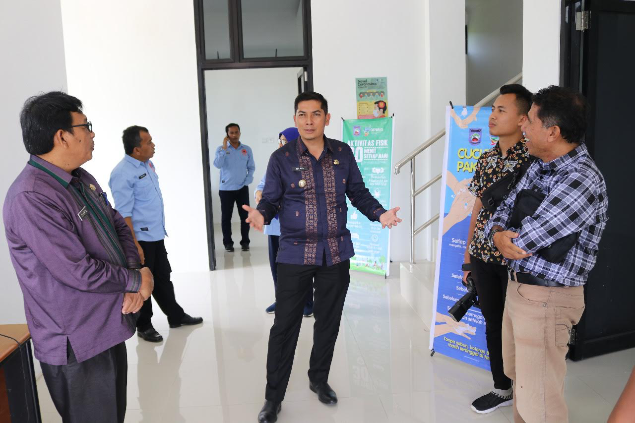 Pemkot Sawahlunto Melakukan Gotong Royong dan Mefasilitasi Penyemprotan Desinfektan