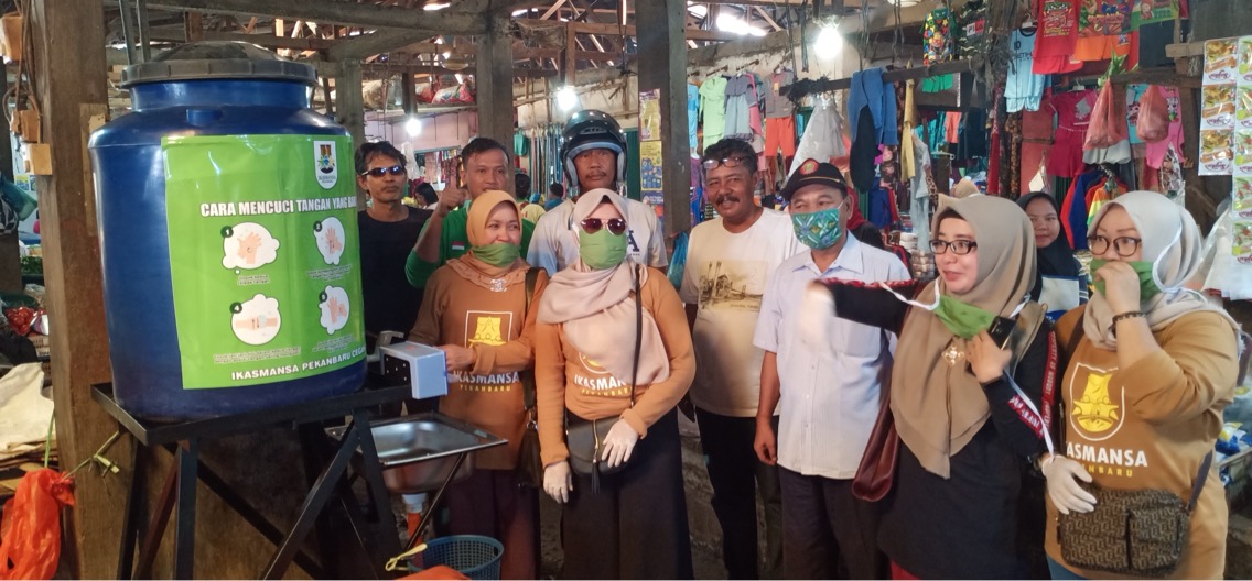 Ikasmansa Bagi-bagi Masker dan Serahkan Bantuan Dua Tempat Cuci Tangan di Pasar Arengka Pekanbaru