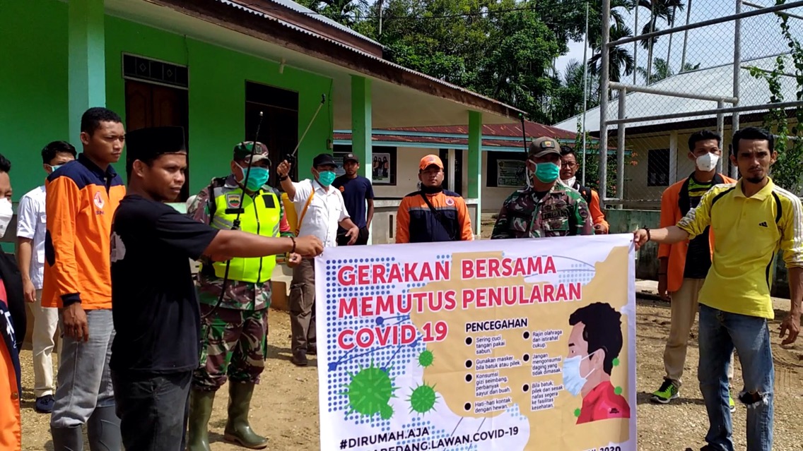 Pimpinan DPRD Inhu, Koramil dan Tokoh Masyarakat Semprot Desinfektan