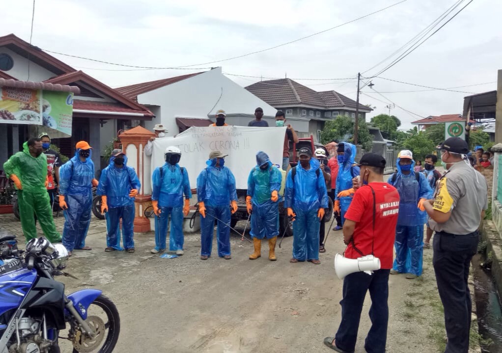 Cegah Covid-19, Warga RW 09 Tangkerang Tengah Lakukan Penyemprotan Disinfektan