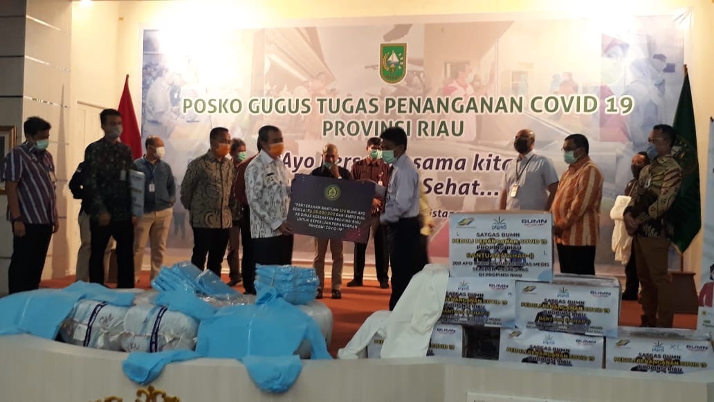 Lawan Covid-19, BMPD Riau Serahkan Bantuan 320 Unit APD ke Gubri