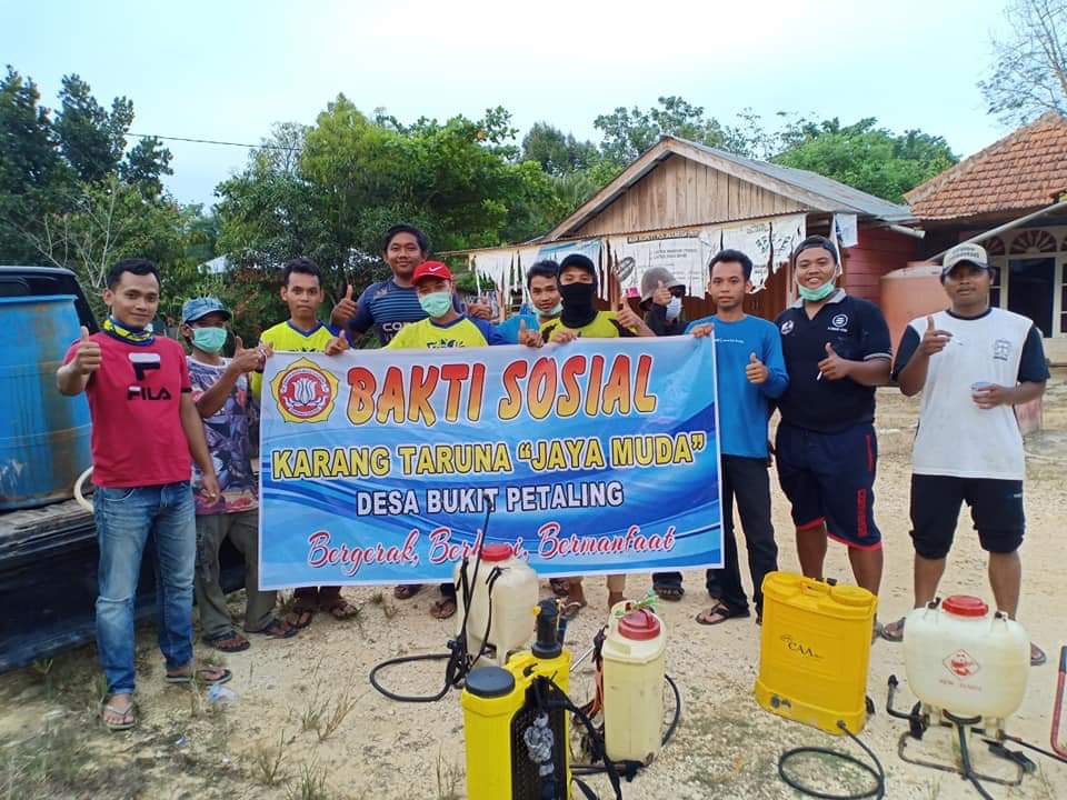 Karang Taruna Jaya Muda di Inhu Semprot Fasum dengan Disinfektan