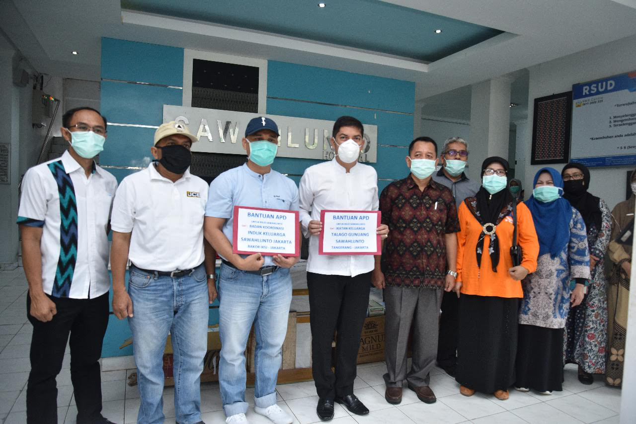 Bantu Kampung Halaman Hadapi Covid-19, Perantau Sawahlunto  Kirimkan Bantuan APD Untuk Tenaga Medis