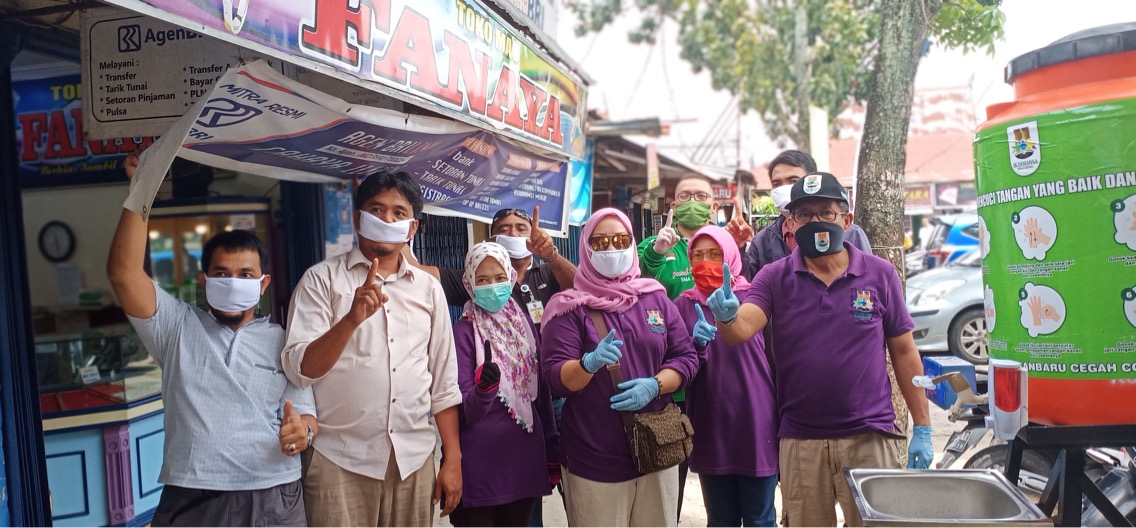 Cegah Covid-19, Ikasmansa Pekanbaru Bagikan Tempat Cuci Tangan di Pasar Pagi Panam dan Rumbai