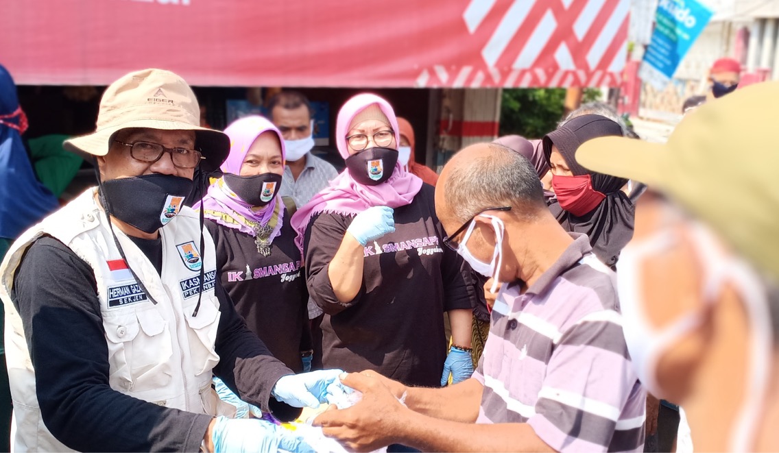 Putus Penyebaran Covid-19, Ikasmansa Pekanbaru Bagikan Masker, Sabun Cuci Tangan dan Hand Sanitizer di Dua Kelurahan