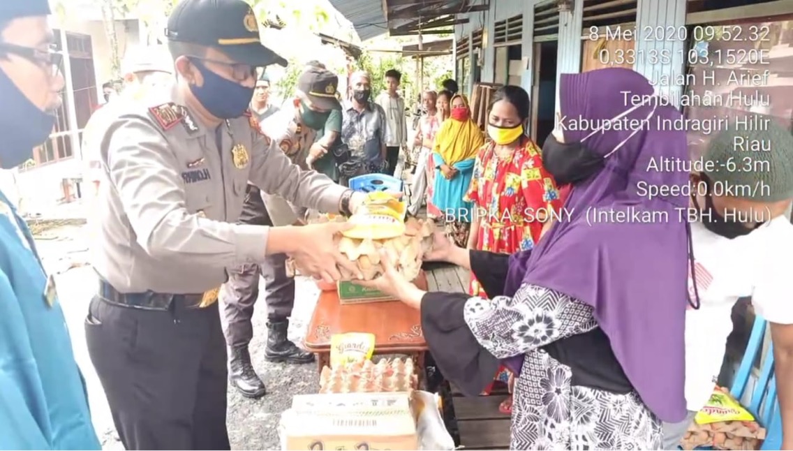 Polsek Tembilahan Hulu Bantu Korban Kebakaran