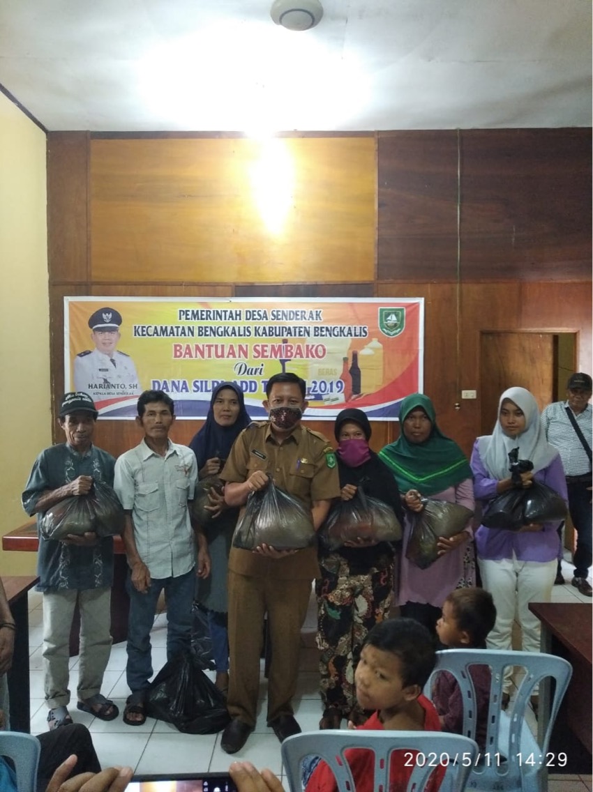 Kades Senderak Harianto,SH Bagikan 400 Paket Sembako