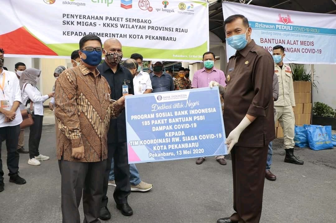 Bantu Pemko Pekanbaru, BI Riau Serahkan 185 Paket Sembako Dampak Covid-19 