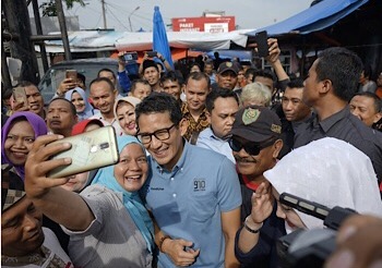 Selfi Bareng Emak-emak, Sandiaga Kunjungi Pasar Cik Puan Pekanbaru