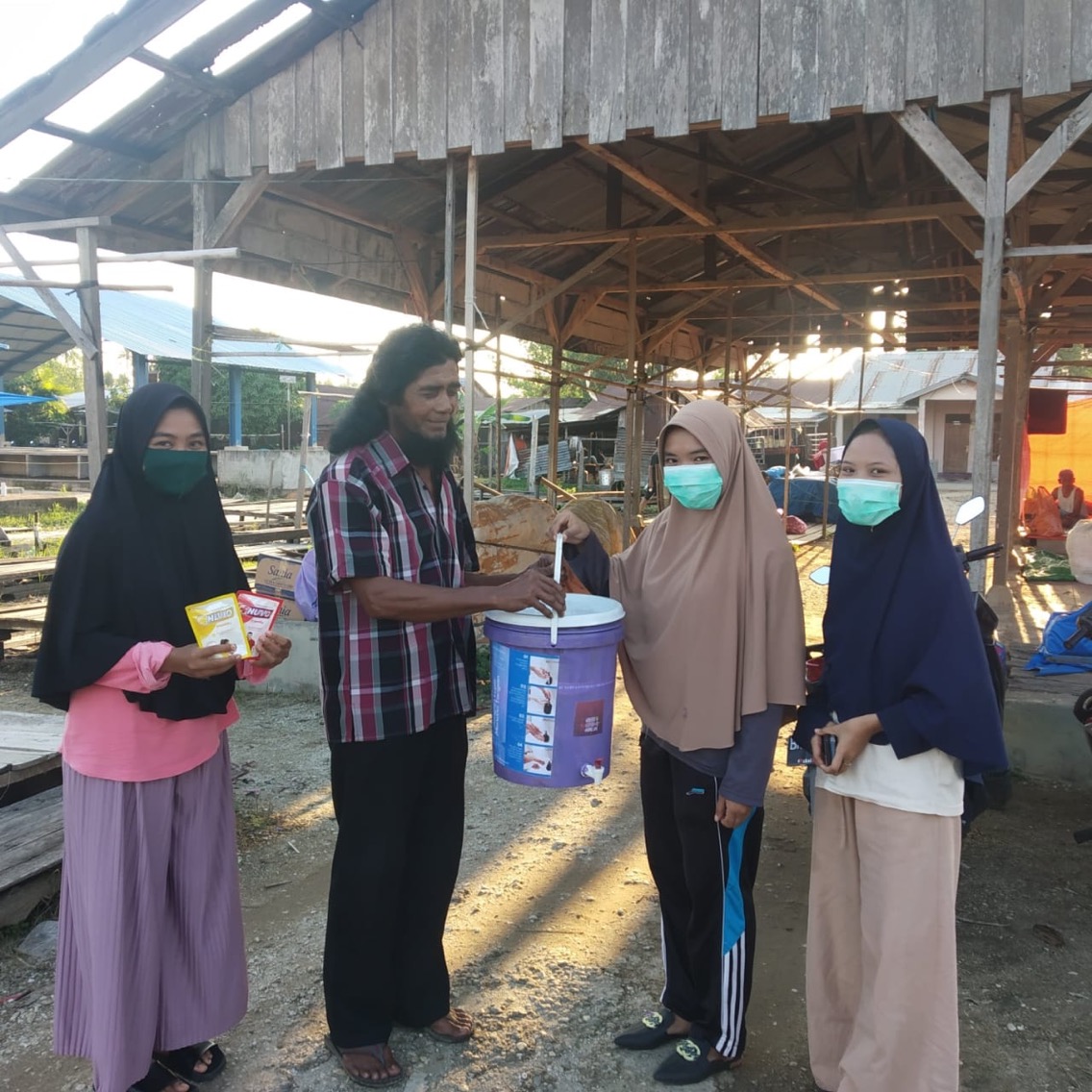 Kukerta Relawan Universitas Riau Sumbang Tempat Cuci Tangan  di Pasar Kempas Jaya