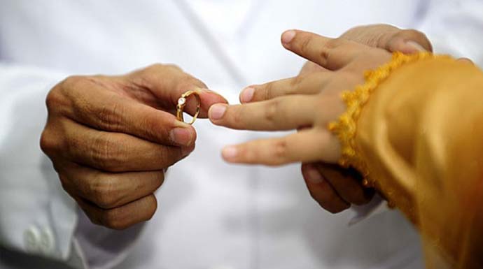 2 Minggu Menikah, Suami Kaget Ternyata Istri Adalah Pria