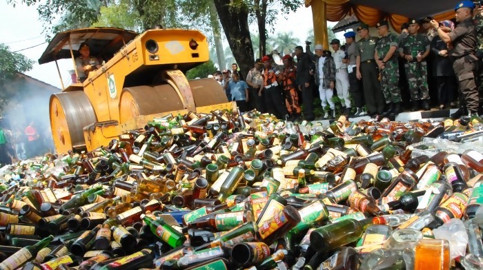 Jelang Ramadan, Polres Siak Lakukan Pemusnahan Ribuan Botol Miras Hasil KYRD