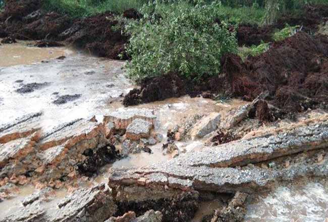 Jalan Lintas Siak-Buton Ambruk, Truk Tronton Bermuatan Cangkang Terbenam