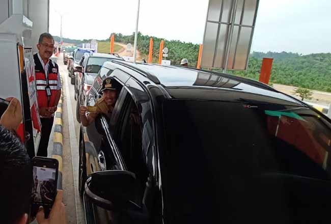 Mulai Dibuka Gratis untuk Umum, Gubri Orang Pertama Lewati Jalan Tol Permai