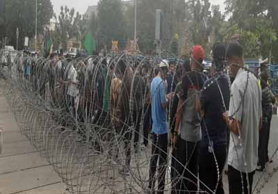 Pasang Pagar Kawat Berduri, 1.250 Aparat Kawal Demo di DPRD Riau