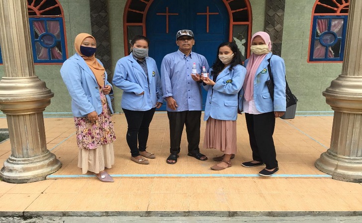 Peduli Covid-19, Mahasiswa KKN UNRI Bagi-bagi Hand Sanitizer di Kabuparen Siak