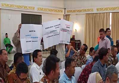 Polda Jangan Kongkow dengan Korporasi, Mahasiswa Unri Bentangkan Poster di Hadapan Gubri