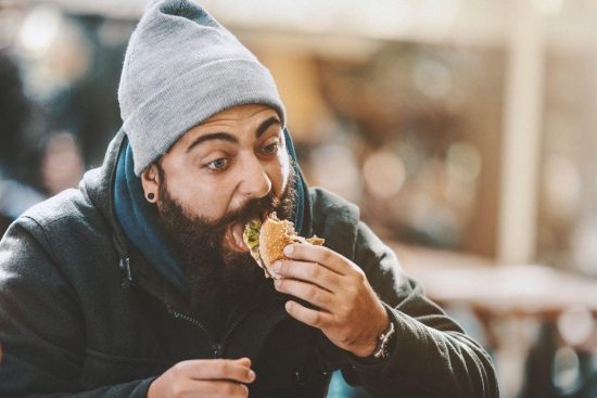 4 Bahaya yang Ditimbulkan Jika Makan Terlalu Cepat
