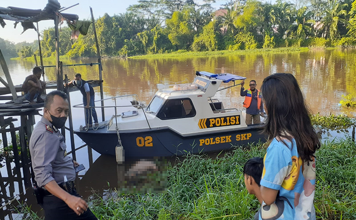 Breaking news! Warga Jalan Nelayan Temukan Mayat Laki-Laki Mengambang di Sungai Siak
