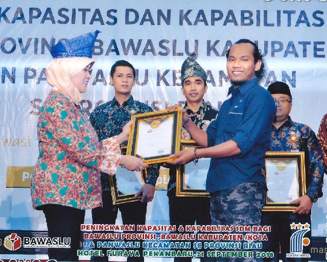 Ketua Pokja Hukum FPR Riau Dapat Penghargaan Dari Bawaslu