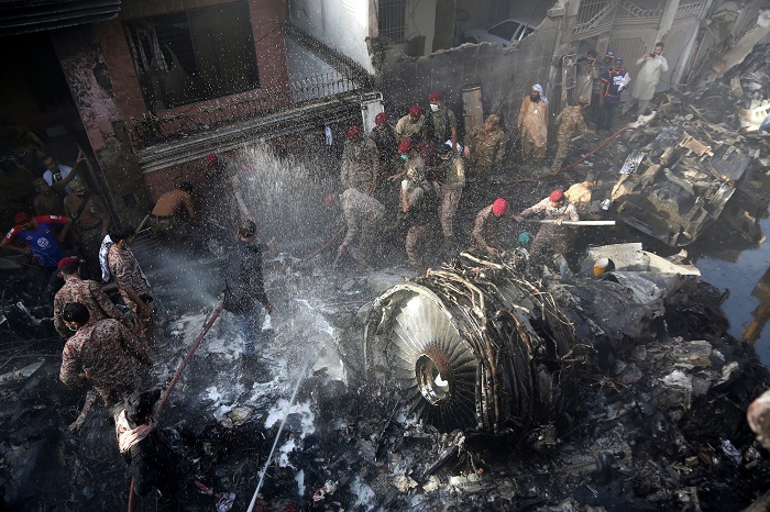 Pilot Ngobrol Covid-19, Penyebab Pesawat Pakistan Jatuh Tewasan 97 Orang