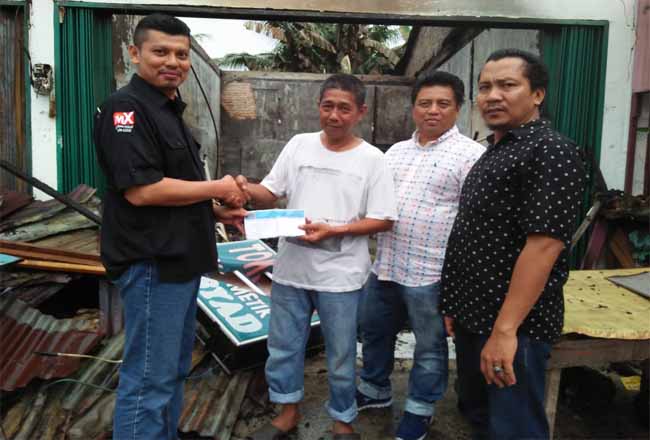 PWI Riau Serahkan Dana Sumbangan ke Anggota PWI Pelalawan Korban Kebakaran