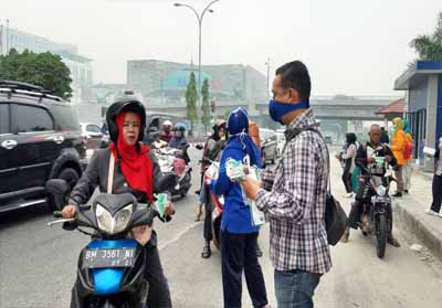 Lagi, PWI Riau Bagikan 4.000 Masker ke Pengendara Bermotor