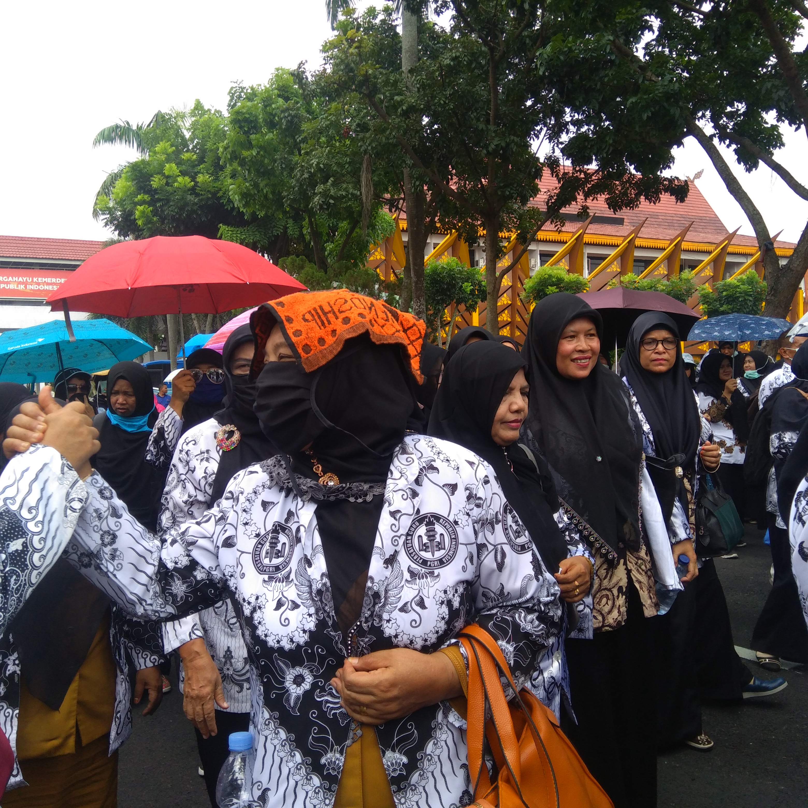 Gelar Demo Lanjutan, Pintu Gerbang Kantor Walikota Roboh Akibat Aksi Saling Dorong Guru VS Satpol PP