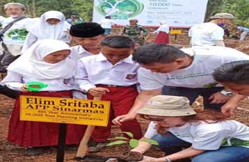 APP Sinarmas dan Komunitas Lingkungan Jepang Tanam 10 Ribu Pohon di Giam Siak Kecil
