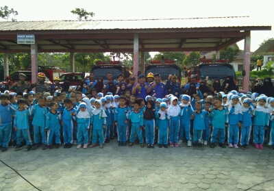 Murid TK Albayan Belajar dan Mengenal Cara Atasi Kebakaran