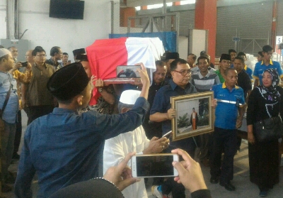 Isak Tangis Sambut Kedatangan Jenazah Hakim Agung Tiba di Bandara SSK